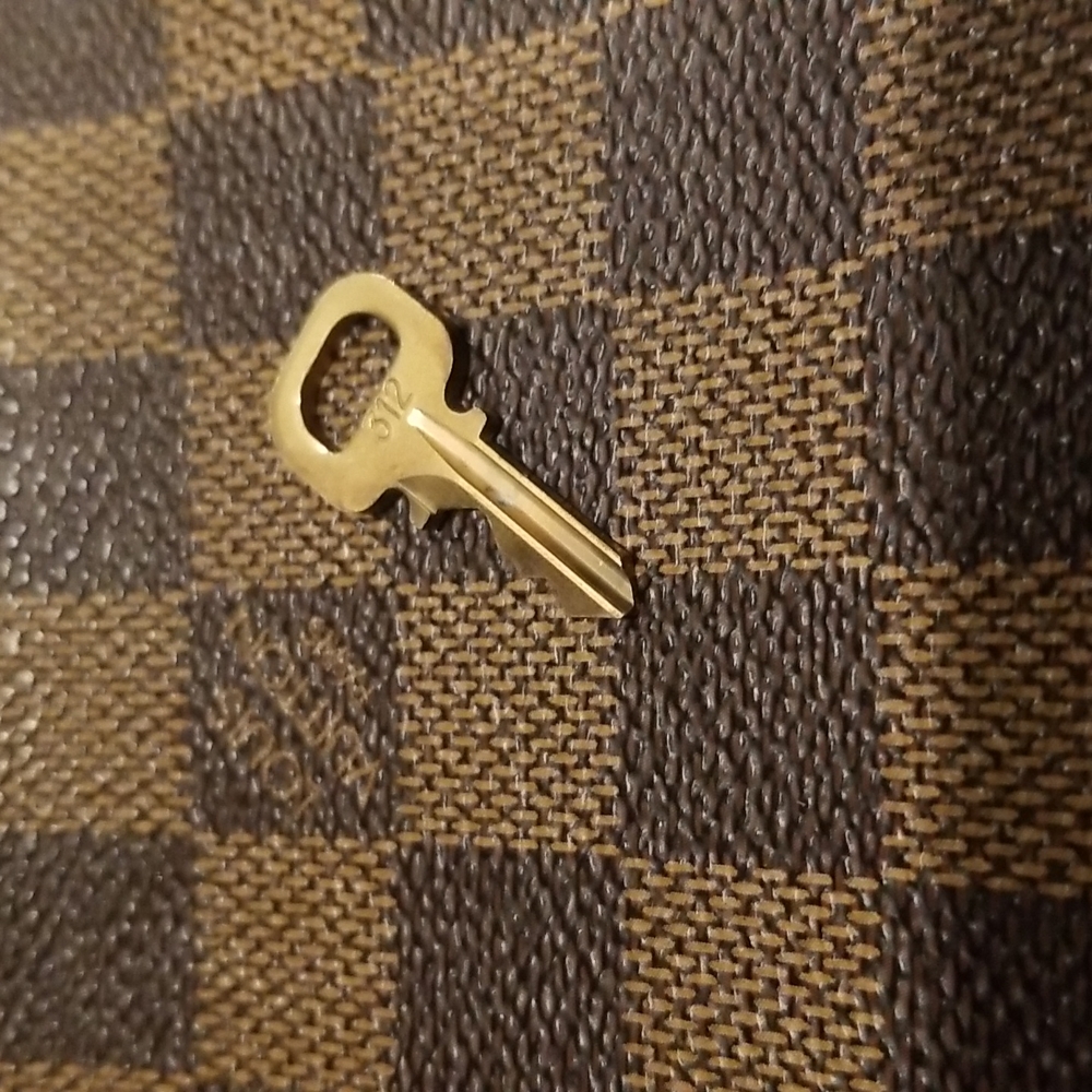SOLD - 🔐 Louis Vuitton Padlock & Key Set - Picture 8 of 10